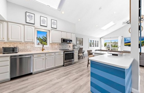 Peahala Park House | Beach Haven Park 4 Bed, 3.5 Bath Reverse Living, Beach Block, Heated Pool