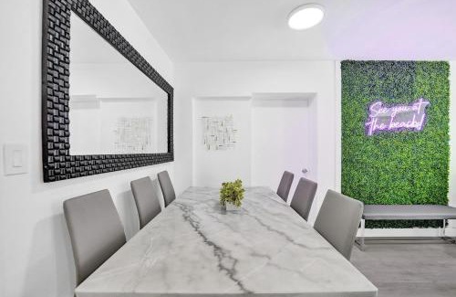 Hallandale Beach House | Beach House 2 King Beds BBQ Game RM 65 & 55 TV