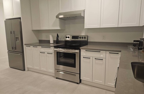 Dollarton Apartment | Beach House Deep Cove modern retreat. Private safe seaside waterfront retreat.
