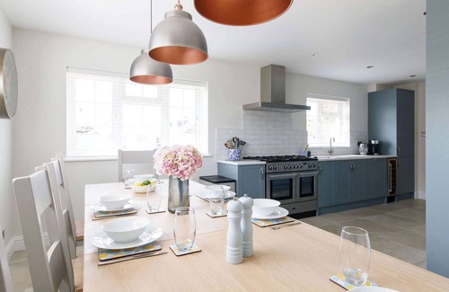 East Wittering House | Beach house for 10 with hot tub & garden