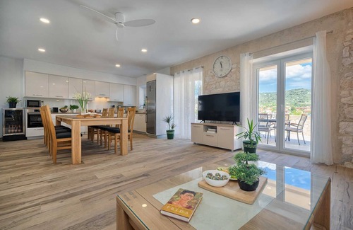 Vinisce Villa | Beach House Joy - charming waterfront villa with a heated pool for 8 guests