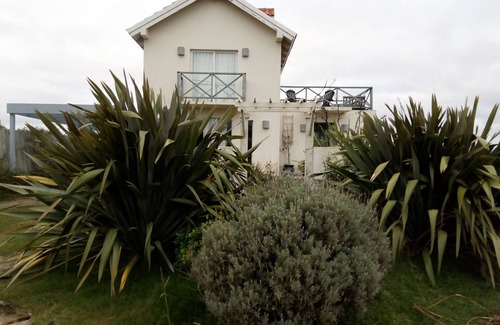 Manatiales House | Beach just across the street; pubs, restaurants, flea markets