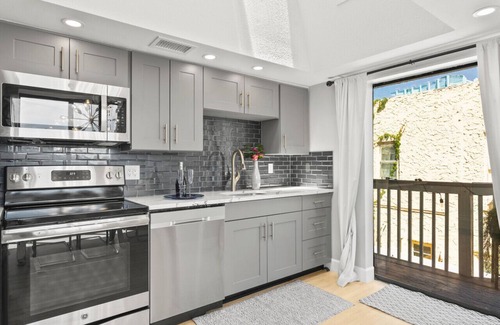 Siesta Key Village Ski Chalet | Beach Rd, 300ft to Beach Access & 500ft to Siesta Key Village, 2bdr