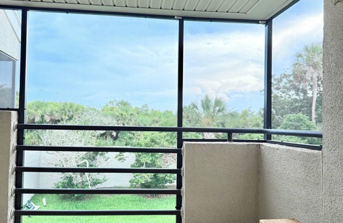 Sawgrass Condo | Beach Retreat – Just Renovated in delightful Sawgrass