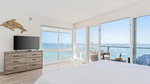 Eastern Malibu Apartment | Beach Retreat with Oceanfront Balconies Direct Beach Access Pacific Coast Outlook by AvantStay