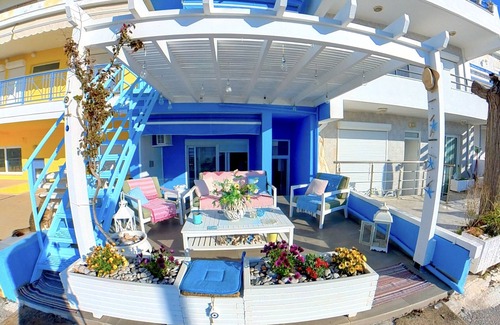 Haraki Apartment | Beach Studio - Sleeps 2 & Private Ocean Terrace