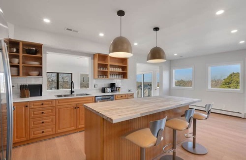 Town Bank Apartment | Beach Therapy - Sleeps 17
