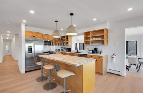 Town Bank Apartment | Beach Therapy - Sleeps 17