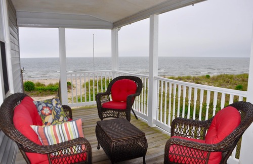 Willoughby Spit Cottage | BEACH THERAPY! Stay on the Beach! Fish, Swim, Kayak, Have fun!