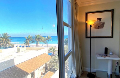 Galt Mile Apartment | Beach vacation with pool