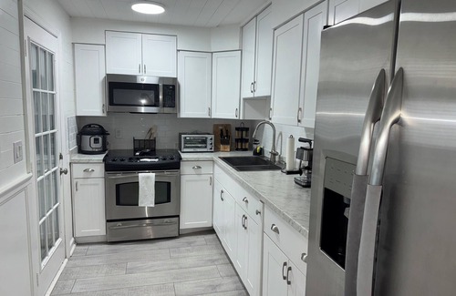 Bayou Oaks Apartment | Beach Vibes + Office Ready Sarasota Cassia Dining & Culture Nearby FirePit