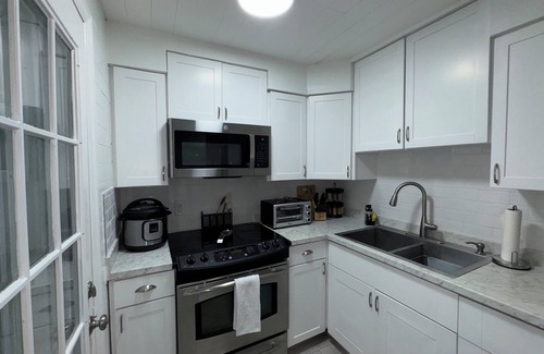 Bayou Oaks Apartment | Beach Vibes + Office Ready Sarasota Cassia Dining & Culture Nearby FirePit