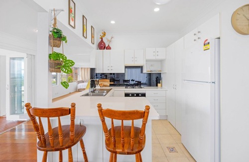 Lake Cathie Cottage | Beach-View Lake Cathie seaside cottage