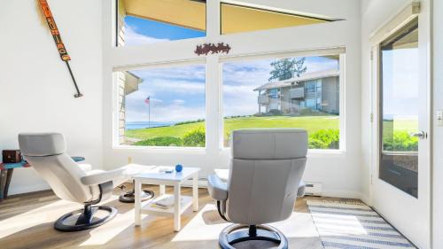 Freeland House | Beachcombers Bliss by AvantStay Steps to the Beach Ocean Views