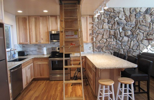 Grapeview Cottage | Beachfront cottage on picturesque Mason Lake