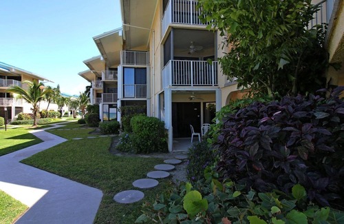 Seven Mile Beach Condo | Beachfront 1 Br Condo On Seven Mile Beach At #20 Cayman Reef Resort