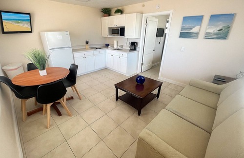 Redington Shores Cottage | Beachfront 1BR, Steps to Ocean, Dog Friendly. BOOK TODAY!