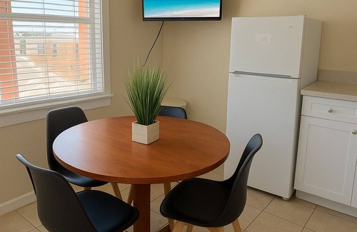 Redington Shores Cottage | Beachfront 1BR, Steps to Ocean, Dog Friendly. BOOK TODAY!