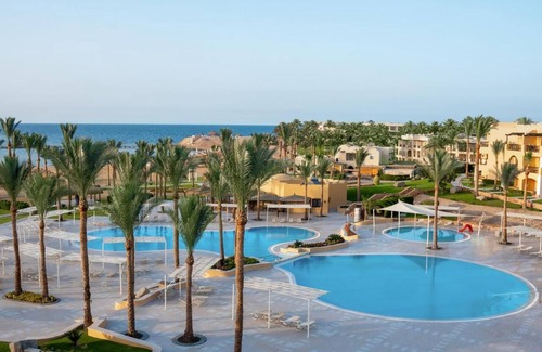 El Quseir Apartment | Beachfront Beauty l 4 Family Rooms, Pools, Dining Options & Kids’ Activities