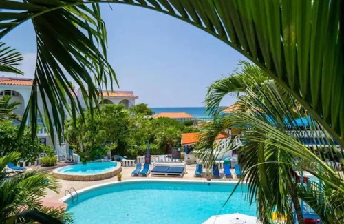 Runaway Bay Apartment | Beachfront Condo at Tropical Island Resort Hotel
