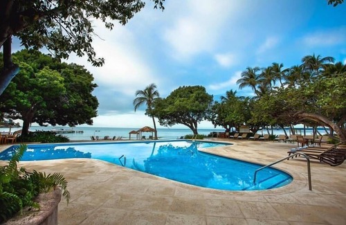 Carenero Apartment | Beachfront Dream! White Sand Beach, Pools, Family-Friendly, Parking!