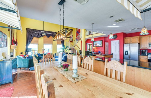 San Luis House | Beachfront Home w/Deck + Views in Freeport!