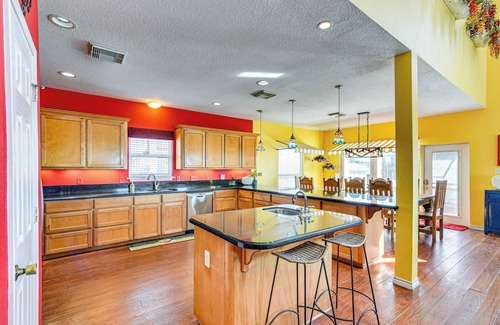 San Luis House | Beachfront Home w/Deck + Views in Freeport!