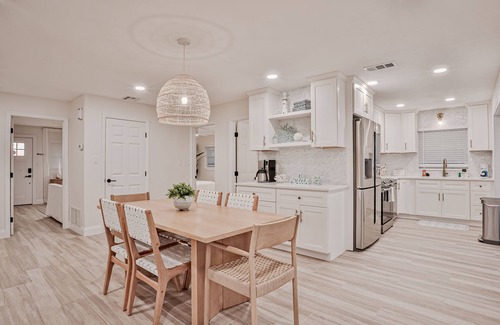 Painters Hill Cottage | Beachfront home w/private lanai and deck - walk to the beach