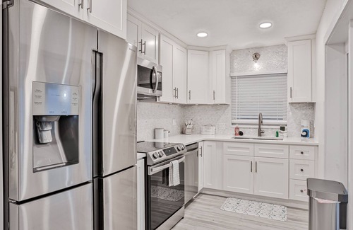 Painters Hill Cottage | Beachfront home w/private lanai and deck - walk to the beach