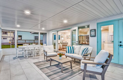 Painters Hill Cottage | Beachfront home w/private lanai and deck - walk to the beach