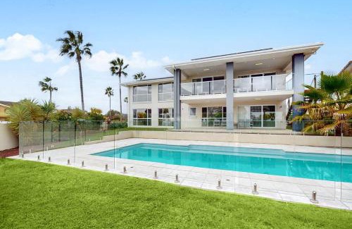 Newport House | Beachfront Modern 2-Story with Ocean & Sunset Views