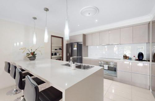 Newport House | Beachfront Modern 2-Story with Ocean & Sunset Views