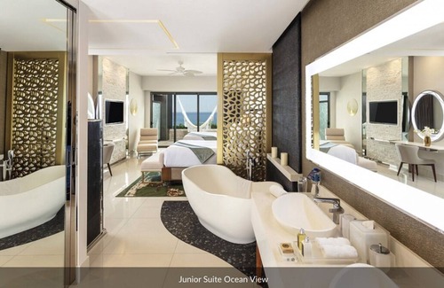 Los Cangrejos II y III Resort | BEACHFRONT RESORT – with a contemporary design – Junior suite