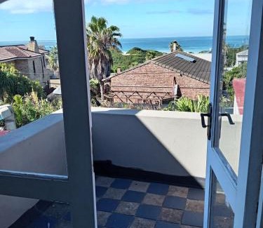Bluewater Bay House | Beachfront Villa Bluewater Bay with Pool Gqeberha