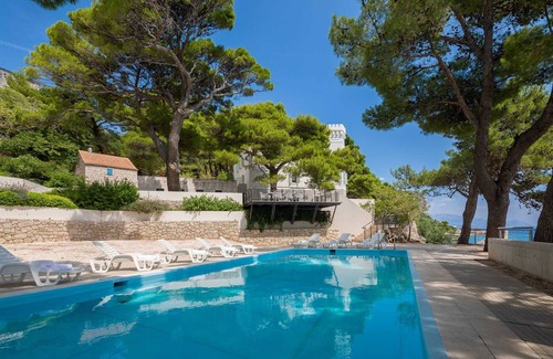 Ruskamen Villa | Beachfront Villa Castellum with Pool