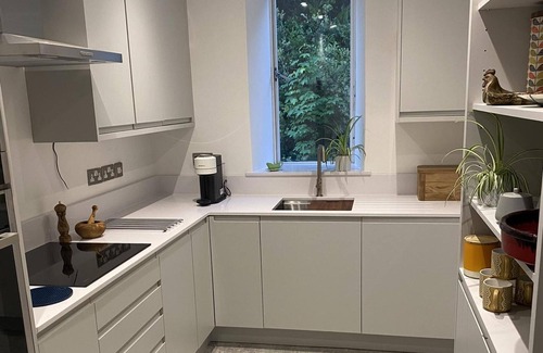 Salcombe Apartment | Beachside 2-bed - Sleeps 4, Parking & Pet Friendly