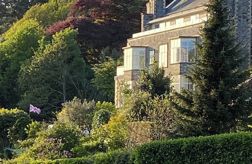 Salcombe Apartment | Beachside 2-bed - Sleeps 4, Parking & Pet Friendly