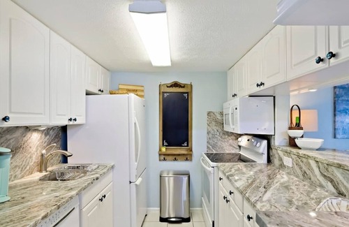 Bayview Condo | Beachside Condo – Walk to Sand, Pool & Hot Tub | Coastal Retreat
