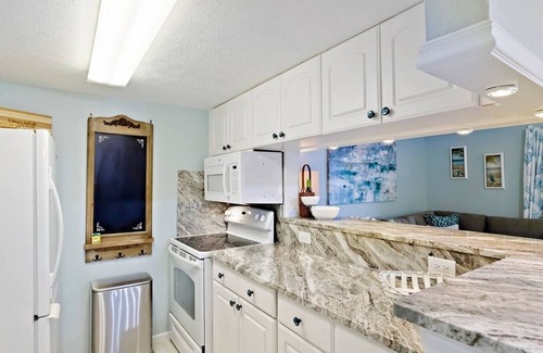 Bayview Condo | Beachside Condo – Walk to Sand, Pool & Hot Tub | Coastal Retreat