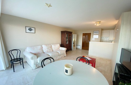 Nieuwpoort-Bad Apartment | Beachside Stay with Views