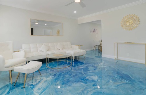 Poiciana Park II House | Beachy Blues Apt A, Downtown, Shops, Cafes & Beach, Dog friendly