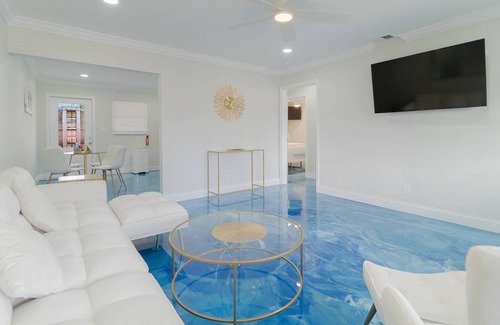 Poiciana Park II House | Beachy Blues Apt A, Downtown, Shops, Cafes & Beach, Dog friendly