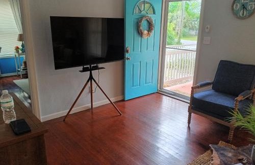 Warrington House | Beachy pet & family friendly cottage close to NAS no pet fee