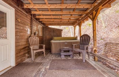 Sevierville House | Bear Den, Hot Tub, Cozy Cabin Retreat in the Smokies Comfort & Fun for All