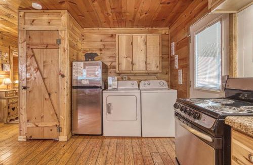 Sevierville House | Bear Den, Hot Tub, Cozy Cabin Retreat in the Smokies Comfort & Fun for All