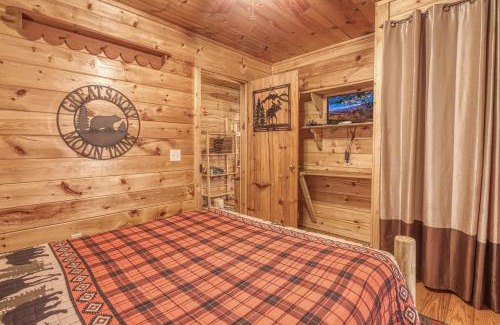 Sevierville House | Bear Den, Hot Tub, Cozy Cabin Retreat in the Smokies Comfort & Fun for All