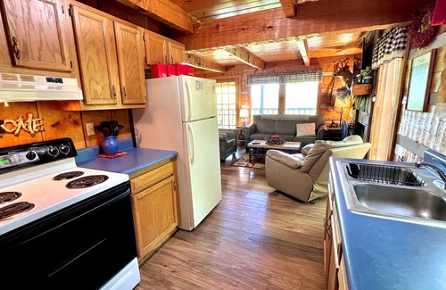 Gatlinburg - Pigeon Forge Cabin | Bearadise Found 2 Bedroom Cabin by RedAwning