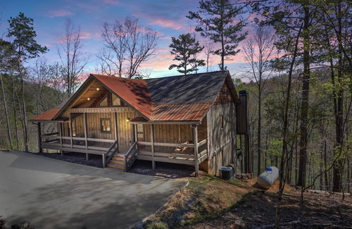 Ellijay House | Bearfoot on the RivernNew spacious cabin w/Hot Tub, Movie Room and family resort