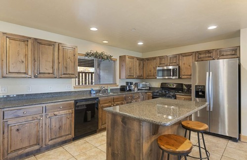 South Snyderville Basin House | Bears Lair: Spacious Townhome w/Private Hot Tub