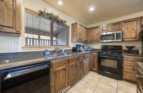 South Snyderville Basin House | Bears Lair: Spacious Townhome w/Private Hot Tub